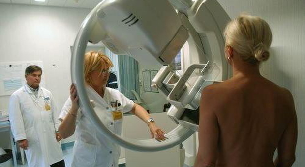 Una paziente durante una mammografia