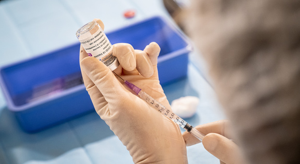 Operatrice sanitaria no vax sospesa dopo i post sui social, un tribunale la reintegra