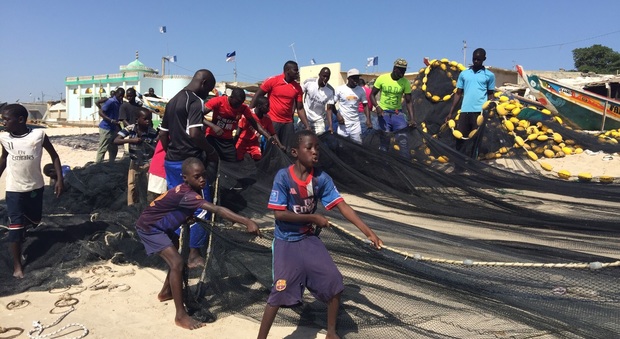 Tra i migranti di Thiaroye-sur-mer: da qui si sale sui barconi per l'Europa