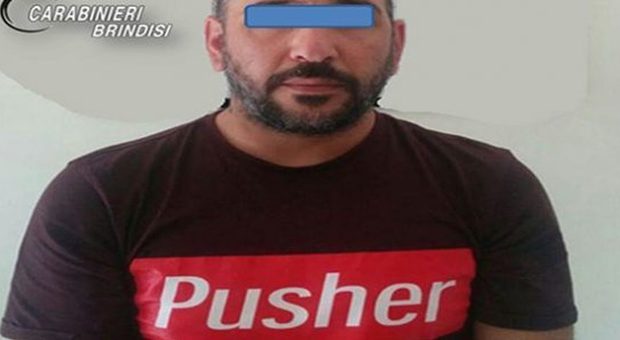 Indossava una maglietta con su scritto "Pusher" In auto aveva mezzo chilo di droga