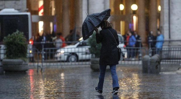 Maltempo, nuova allerta meteo su Roma e Lazio: tornano i temporali