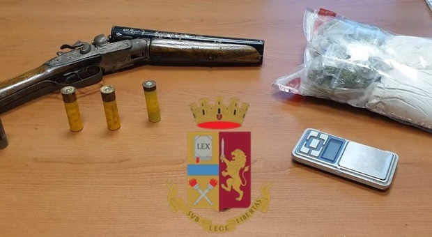 Blitz della polizia nel Napoletano: sequestro di droga, armi e bombe