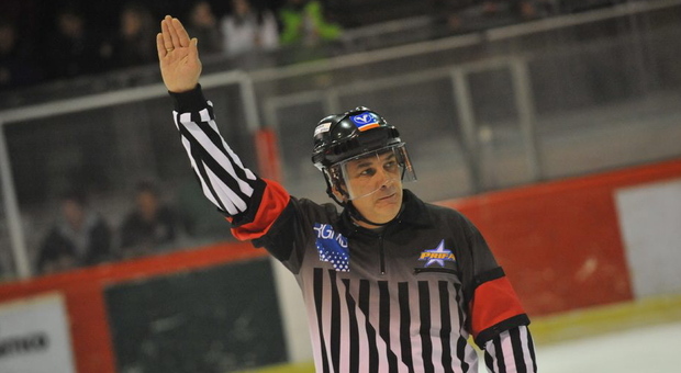 L'arbitro di hockey su ghiaccio Luca Cassol