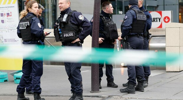 Parigi, donna velata grida «Allah Akbar» e minaccia un'esplosione. Panico attentato in stazione, la polizia le spara