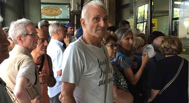 La prima volta della quattordicesima, pensionati in fila a Napoli: «È un aiuto ma purtroppo non basta»