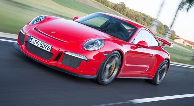 Roma, corre sulla Tangenziale a bordo di una Porsche ma non ha mai preso la patente: multato per 7mila euro