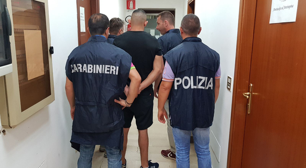 Casalesi, 13 arresti oggi a Caserta: racket e kalashnikov per prendere Giugliano