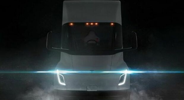 Tesla, nuovo camion elettrico Semi: «Autonomia di oltre 800 chilometri»