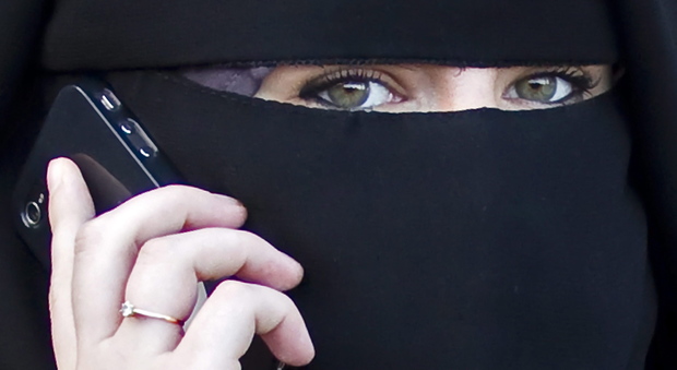 La donna con il niqab in comune dopo la condanna torna in Albania