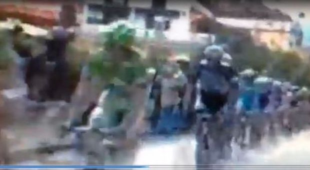 Il Giro d'Italia passa a Nocera e ciclista urla al pubblico: «Terroni!» | Guarda