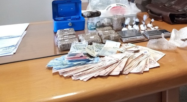 Urbino, un chilo di hashish, oppio cocaina e una montagna di soldi: arrestato nel bazar della droga