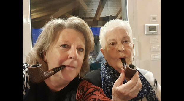 Luciana, all'età di 76 anni è campionessa di pipa: «Fumo ma non ho il vizio»