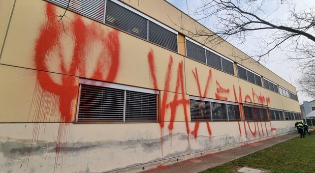 Scritte no vax giganti sulla facciata della scuola elementare di Treviso