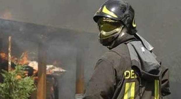 Dramma vicino Ancona, capanno va a fuoco: i cani muoiono bruciati
