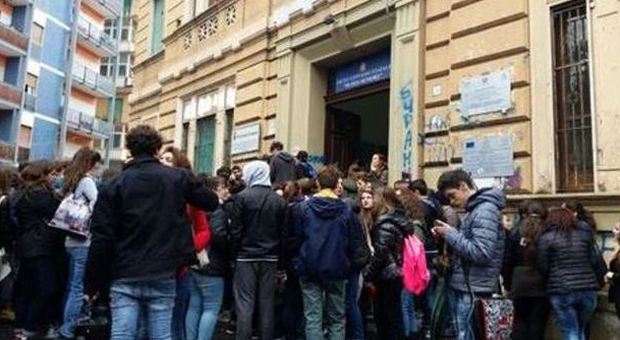 Gli studenti italiani: "Troppi compiti per le vacanze ​di Natale, non li facciamo o li copiamo"
