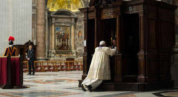 Sorpresa a San Pietro, Papa Francesco si inginocchia e si confessa davanti ai fedeli