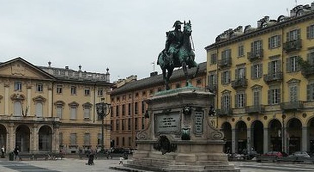 Torino, selfie estremo: si arrampica su un monumento, precipita e sbatte la testa: grave 23enne