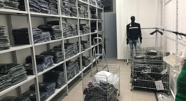Sequestrati in Puglia migliaia di abiti contraffatti destinati ai negozi di Nola