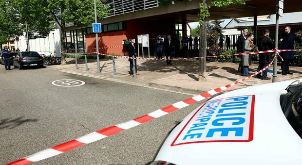 Accoltellamento davanti a una scuola in Francia, 14enne morta dopo un arresto cardiaco per lo choc