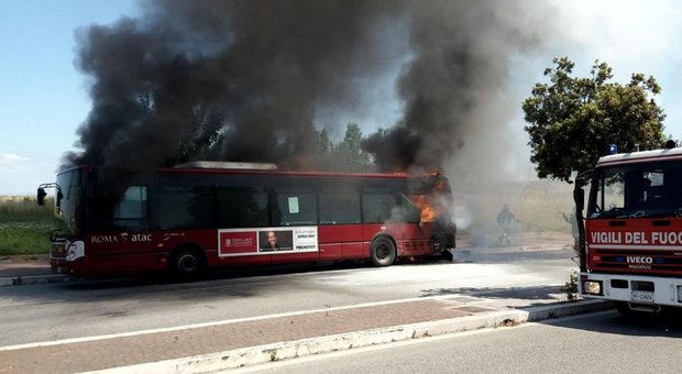 Roma, raid nel deposito Atac e manutenzione al palo: altri due bus a fuoco