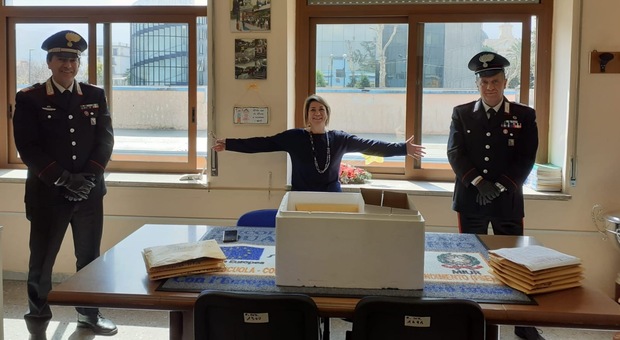 Scuole chiuse, i carabinieri consegnano 25 pc agli alunni delle elementari