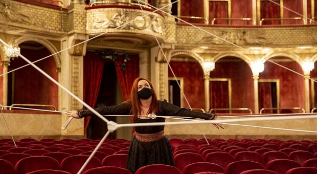 Vasilisa Berzhanskaya è Rosina nel Barbiere di Siviglia cinematografico che inaugura il Teatro dell’Opera di Roma
