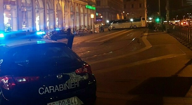 Roma, lo sorprende a fare i bisogni sulla propria macchina e scoppia la lite: arrestato 30enne