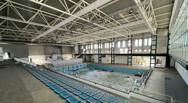 Napoli, la piscina devastata dopo i lavori dell'Universiade: così muore il Pala Dennerlein di Barra