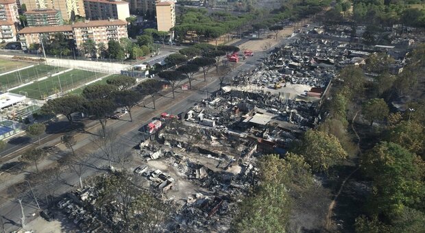 Roma, rogo di Centocelle: cittadini in piazza un anno dopo: «Il rischio incendi è rimasto uguale»