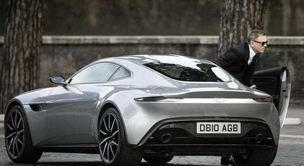 L'Aston Martin rimbalza su una buca, James Bond sbatte la testa: riprese sospese