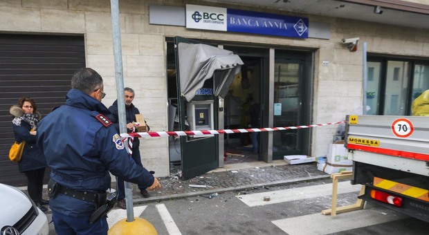 Boato nella notte: esplode il bacomat di Banca Annia, spariti novemila euro