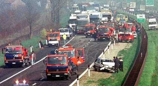 Camion in fiamme tra Bologna e Firenze: un morto e un ferito in autostrada, traffico bloccato