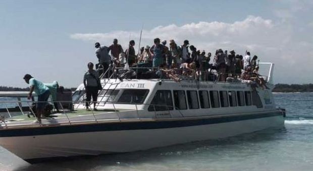 Indonesia, prende fuoco il motore della nave turistica: feriti 5 italiani