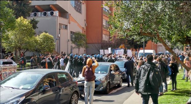 Tensioni a La Sapienza (foto Twitter @dormivan)