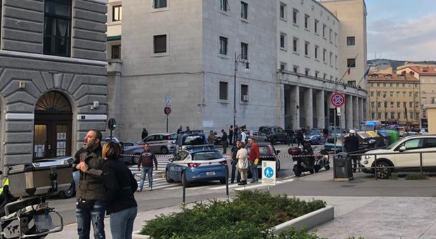 Poliziotti uccisi a Trieste, un agente: «Ha sfilato la pistola al collega e ha sparato contro tutti»
