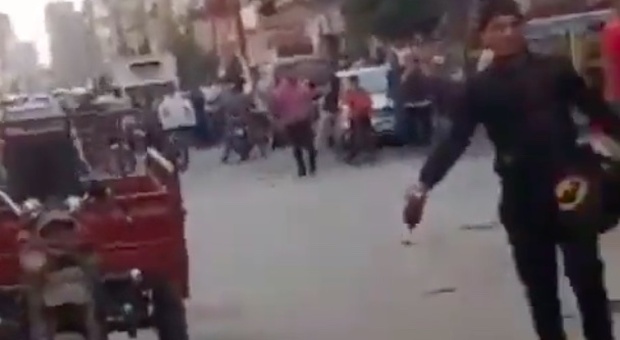 Egitto, decapita un uomo e mostra la testa ai passanti: il video choc postato su Twitter