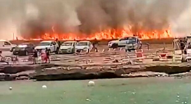 Trapani, aeroporto chiuso per un incendio. Rogo a Scopello, 200 turisti evacuati via mare
