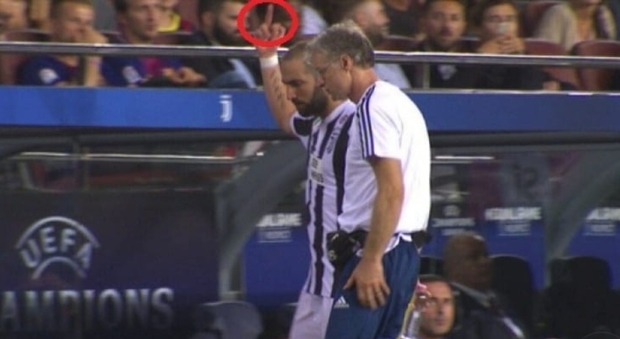 Juve ko: il gestaccio di Higuain dopo la sconfitta al Camp Nou