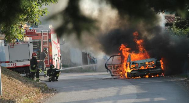 Auto in fiamme a pochi metri dalla Certosa di Padula, salvo il conducente