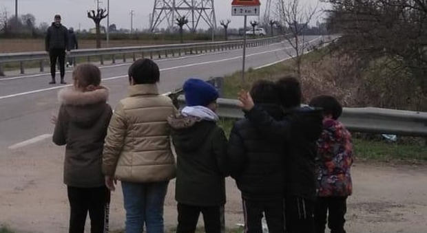 I bambini salutano il maestro confinato nella zona rossa: la foto che commuove