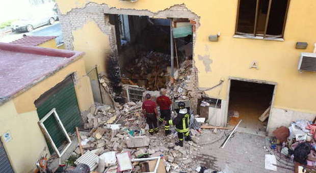 Roma, i ladri fanno esplodere un palazzo. Tre feriti, grave una 22enne
