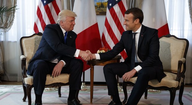 Trump-Macron, la stretta di mano da “maschio alfa” vede cedere Donald