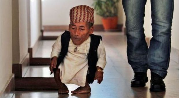 Morto l'uomo più piccolo del mondo: era "alto" solo 54.6 centimetri
