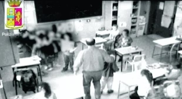 Bambini terrorizzati in classe «Quel maestro li picchiava»