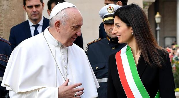 Papa Francesco in Campidoglio, l'incontro con la Raggi: «Roma città dei ponti, non dei muri» Diretta