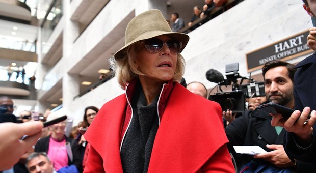 Jane Fonda, il cappotto rosso simbolo della protesta diventa must have: «È l'ultimo capo che acquisterò»
