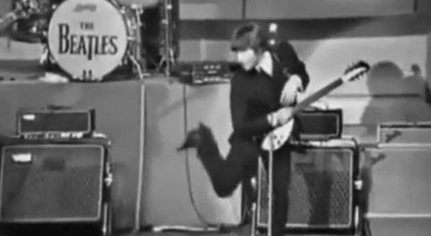 John Lennon deride i disabili dal palco spunta un video inedito sul web