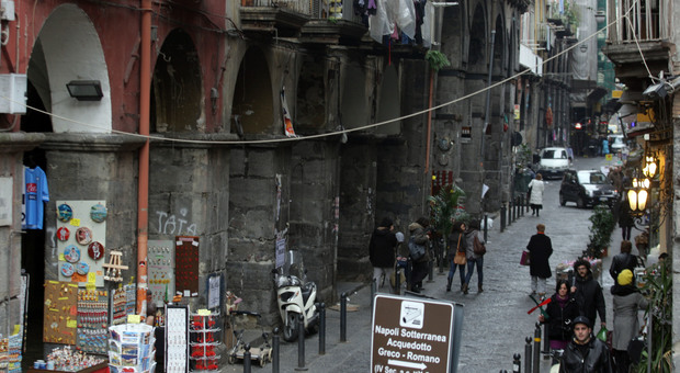 Napoli: pasticciere rapinato e ferito, torna l'allarme in via Tribunali