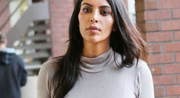 Kim Kardashian, shopping senza reggiseno: «Da piccola pregavo per avere il seno piccolo»