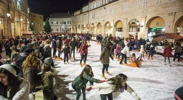 Fermo, nel centro storico arriva il treno Festa Piazzetta, apre il Villaggio di Natale